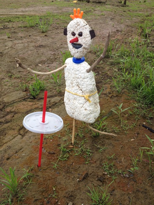 artist with straw and lid sculpture, Falls of the Ohio, Aug. 2014